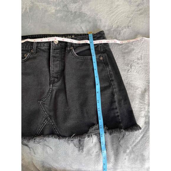 American Eagle AE 4 Pocket Mini Black Denim Frayed Hem Design Mini Skirt US 4 - Picture 7 of 9